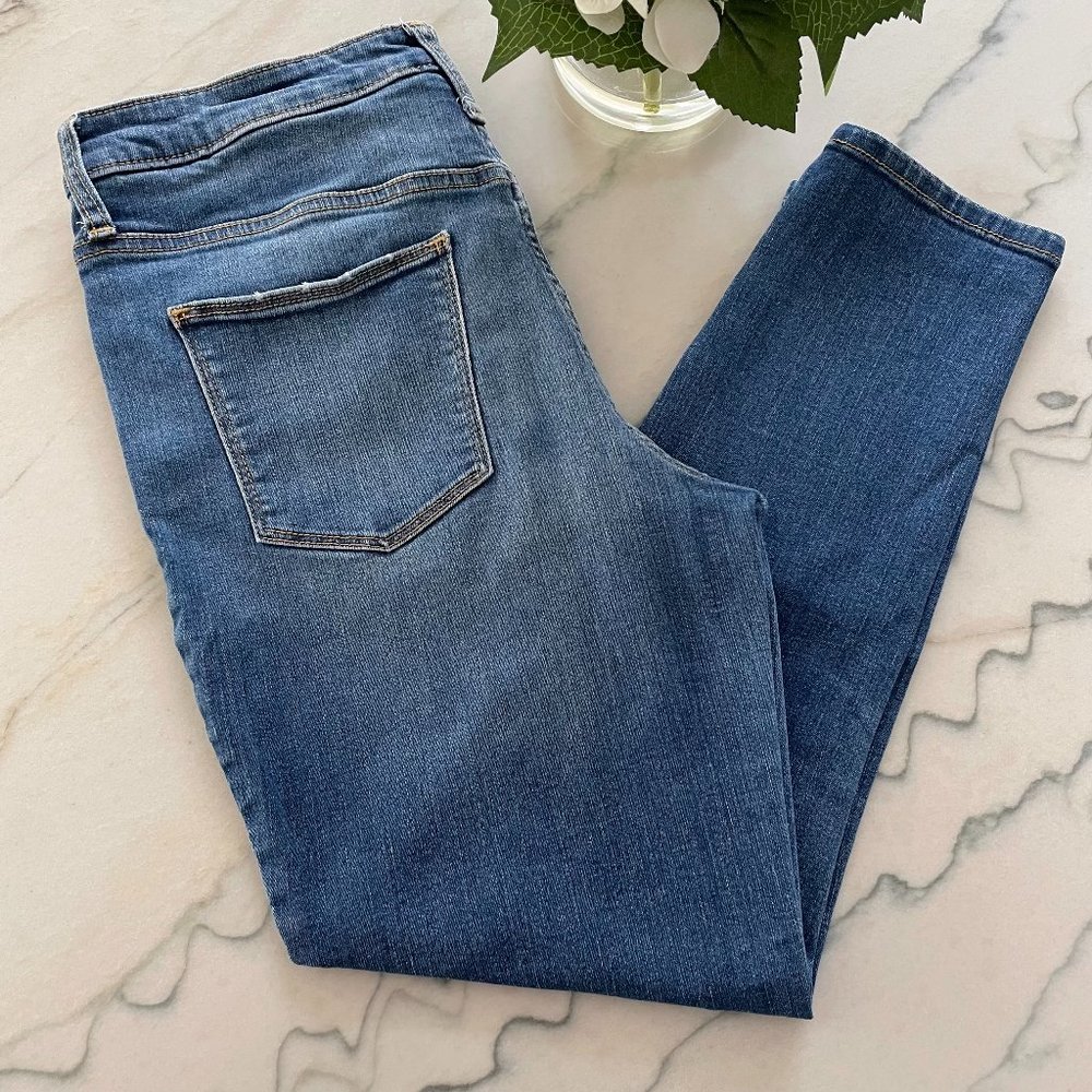Universal Thread | Medium Wash High Rise Skinny Crop Jeans | 8